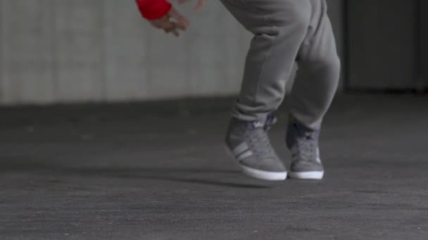 Молодой Человек Демонстрирует Танцевальные Элементы Брейк Данса — стоковое видео