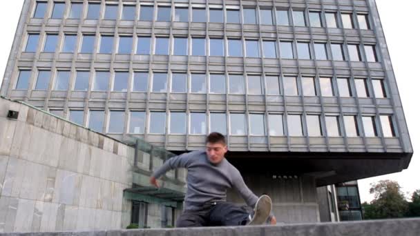 Nuori Breakdancer Tanssii Modernin Rakennuksen Edessä — kuvapankkivideo