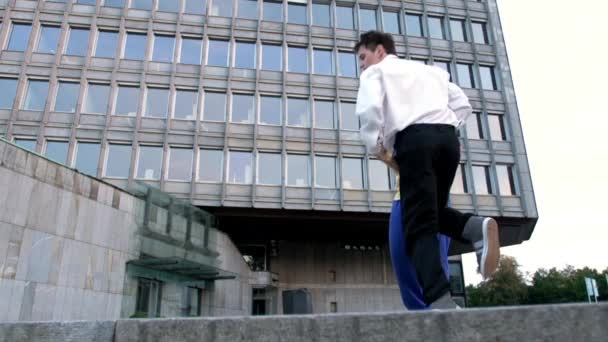 Dois Breakdancers Conversando Smartphone Dançando Breakdance — Vídeo de Stock