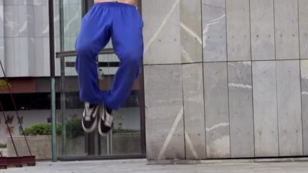 Νεαρός Που Δείχνει Χορευτικά Στοιχεία Του Breakdance — Αρχείο Βίντεο