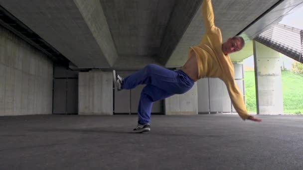 Jovem Breakdancer Dança Parque Estacionamento — Vídeo de Stock