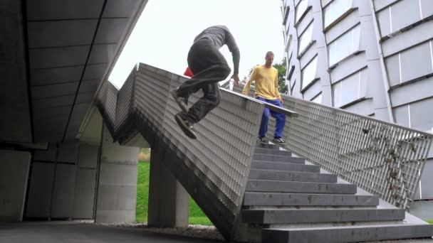 Três Breakdancers Descendo Pulando Das Escadas — Vídeo de Stock