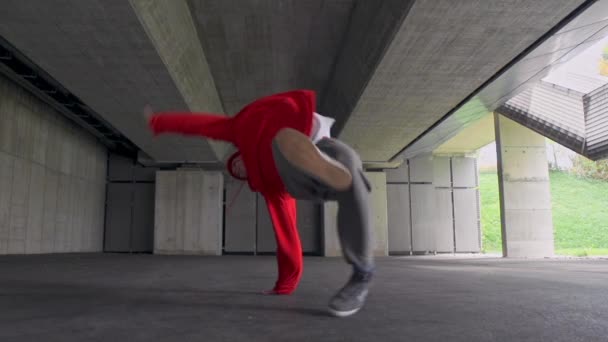 Jovem Breakdancer Dança Parque Estacionamento — Vídeo de Stock