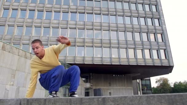 Jovem Breakdancer Dançando Frente Edifício Moderno — Vídeo de Stock