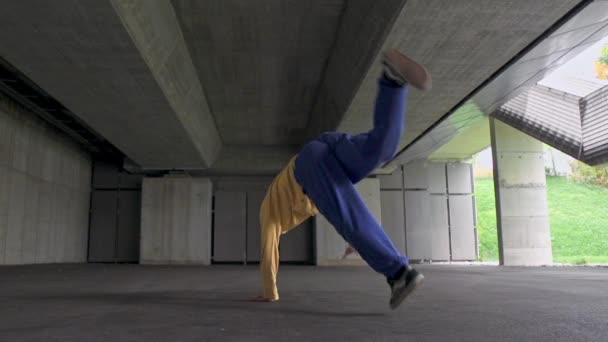 Joven Breakdancer Bailando Aparcamiento — Vídeo de stock