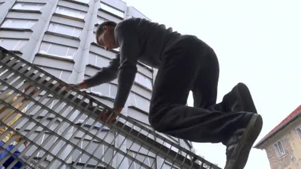 Três Breakdancers Descendo Pulando Das Escadas — Vídeo de Stock