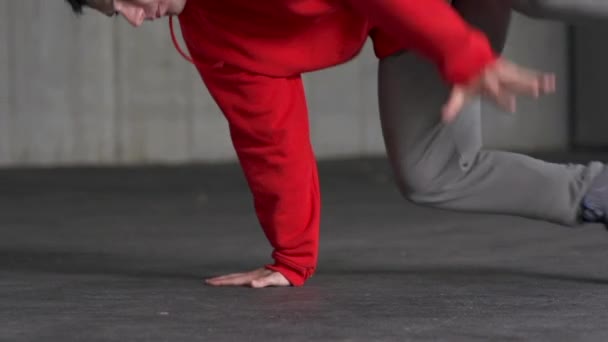 Молодой Человек Демонстрирует Танцевальные Элементы Брейк Данса — стоковое видео
