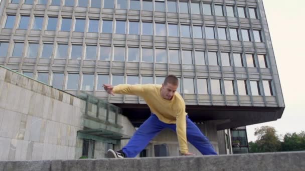 Jovem Breakdancer Dançando Frente Edifício Moderno — Vídeo de Stock