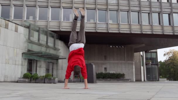 Junge Breakdancer Tanzen Vor Modernem Gebäude — Stockvideo