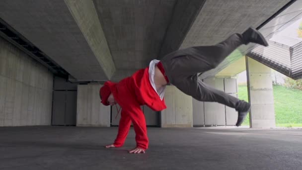 Jovem Breakdancer Dança Parque Estacionamento — Vídeo de Stock