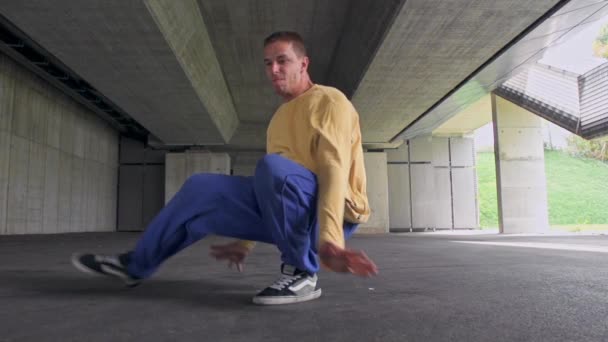Joven Breakdancer Bailando Aparcamiento — Vídeos de Stock