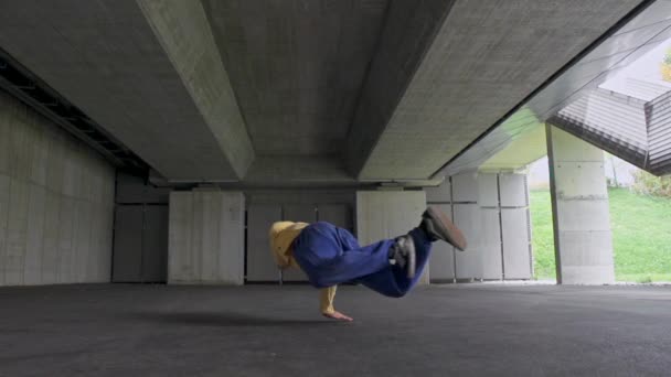 Молодий Брейк Танцюрист Танцює Парковці — стокове відео
