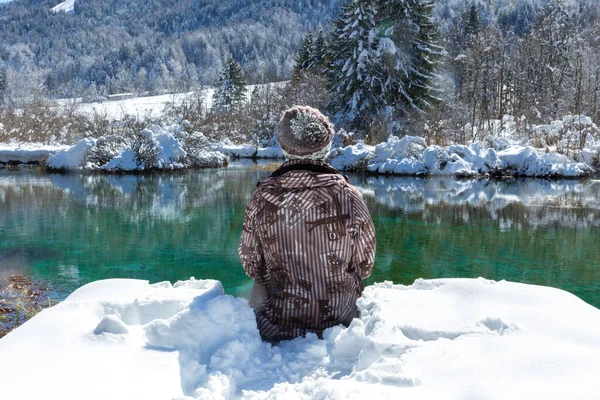 Visão Traseira Pessoa Sentada Frente Lago Floresta Inverno — Fotografia de Stock