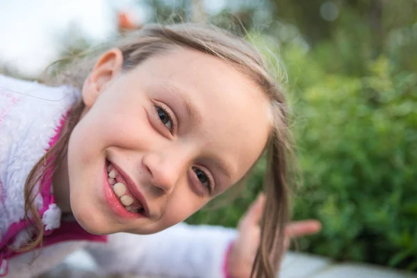 Close Little Girl Farm – stockfoto