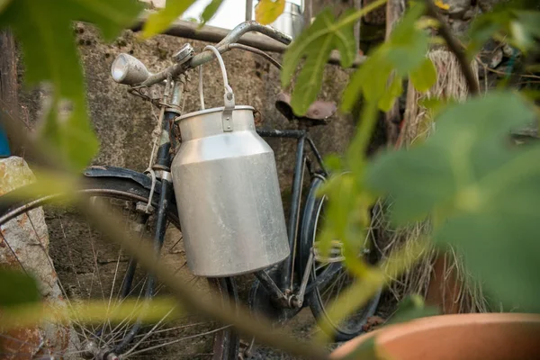 Metal Milk Can Hanging Bicycle — kuvapankkivalokuva