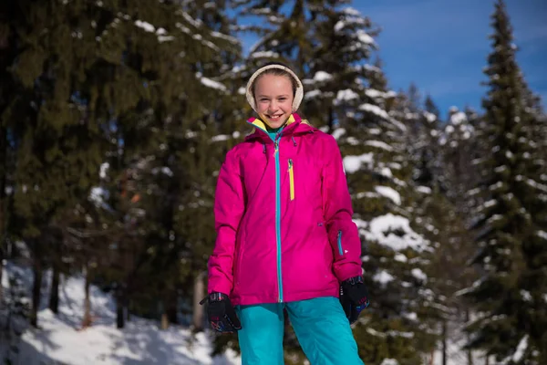 Pieni Tyttö Poseeraa Lumessa — kuvapankkivalokuva