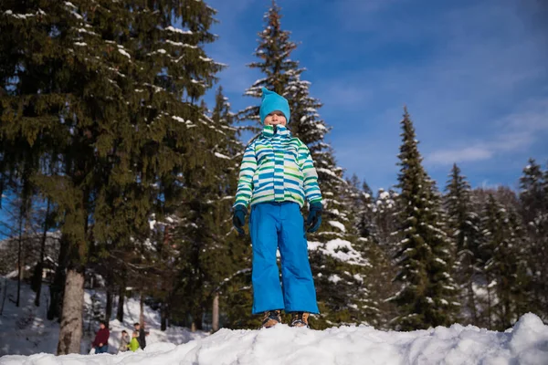 Little Boy Posing Snow — kuvapankkivalokuva