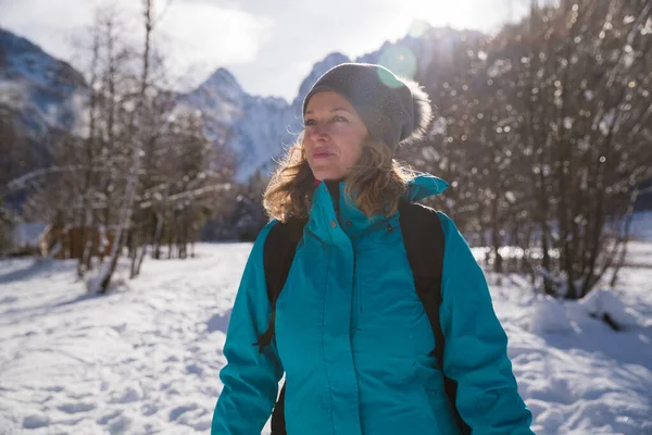 Woman Going Walk Snow — kuvapankkivalokuva