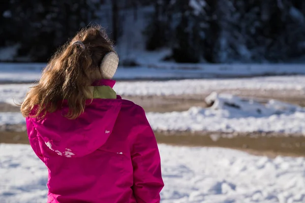 Mädchen Einer Verschneiten Landschaft — Stockfoto