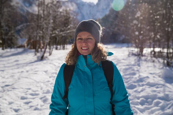 Woman Going Winter Hike — kuvapankkivalokuva
