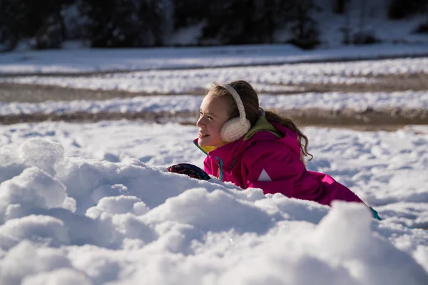 Kleines Mädchen Hat Spaß Schnee — Stockfoto