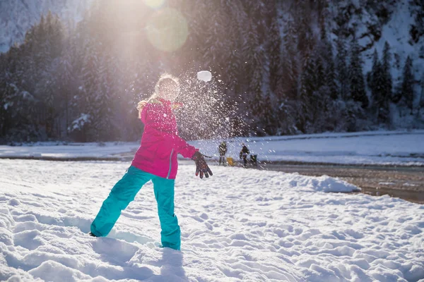 School Meisje Spelen Sneeuw Zonnige Winterdag — Stockfoto
