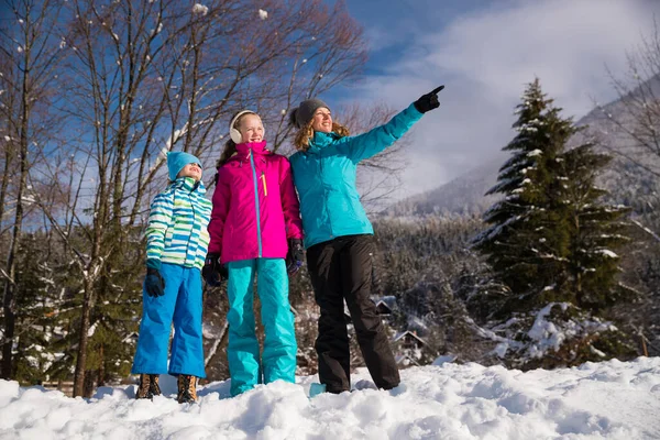 Mother Showing Something Kids While Winter Hike – stockfoto