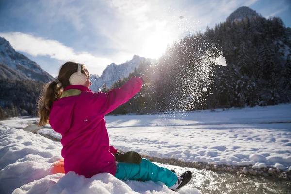 Κορίτσι Που Πετάει Χιόνι Στον Αέρα — Φωτογραφία Αρχείου