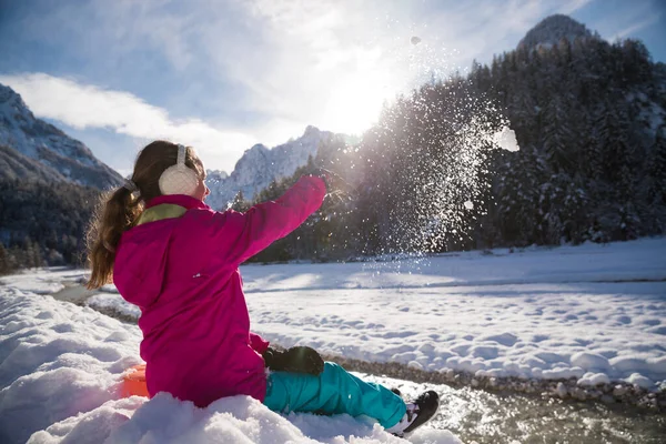 Jente Som Kaster Snø Luften – stockfoto