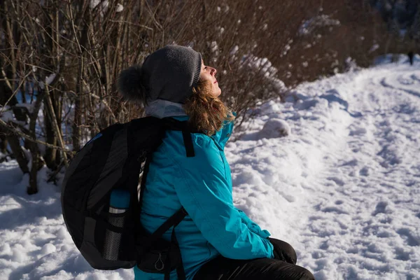 Frau Sitzt Schnee Und Denkt Über Das Leben Nach — Stockfoto