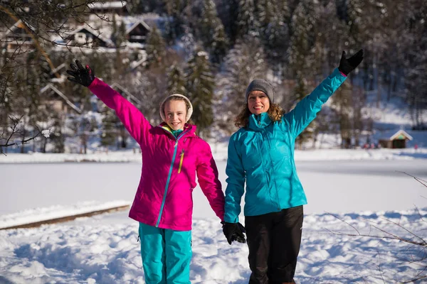 Moeder Dochter Band Winterwandeling — Stockfoto