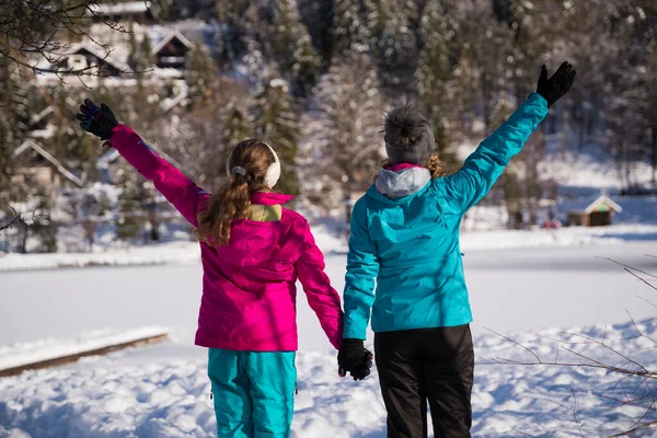 Mutter Und Tochter Laufen Einem Sonnigen Wintertag — Stockfoto