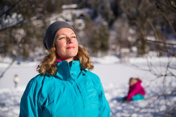 Woman Relaxing Sun Winter Day — kuvapankkivalokuva