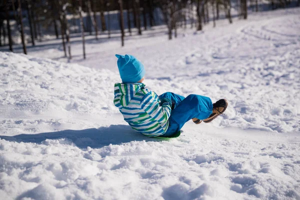 Menino Escola Deslizando Para Baixo Monte Nevado — Fotografia de Stock