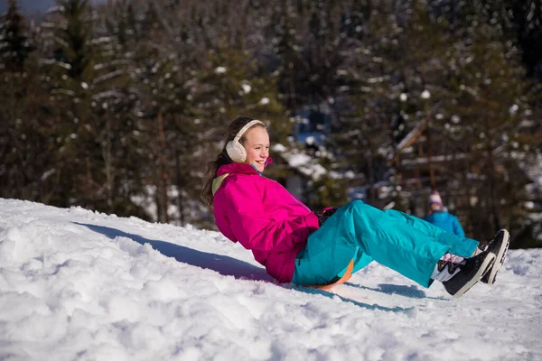 Kleines Mädchen Genießt Ihren Winterurlaub — Stockfoto