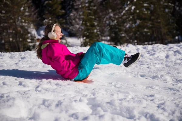 Menina Pequena Feliz Curtindo Suas Férias Inverno — Fotografia de Stock