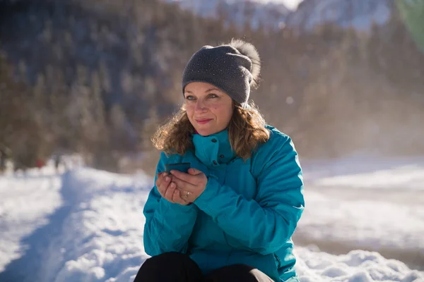 Γυναίκα Κάνει Ένα Διάλειμμα Από Σκι Και Πίνοντας Ζεστό Τσάι — Φωτογραφία Αρχείου