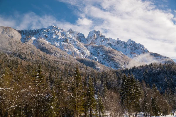 Όμορφη Θέα Του Χιονισμένο Βουνό Πυροβόλησε Την Ηλιόλουστη Μέρα — Φωτογραφία Αρχείου