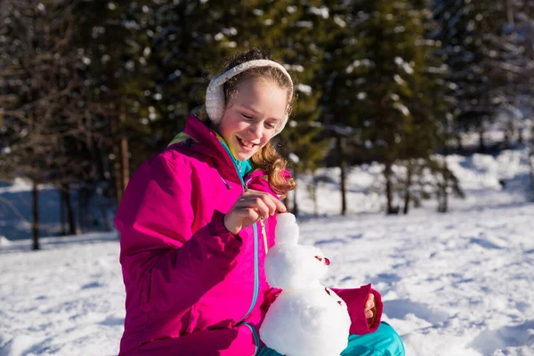 Menina Construindo Boneco Neve Durante Suas Férias Inverno — Fotografia de Stock