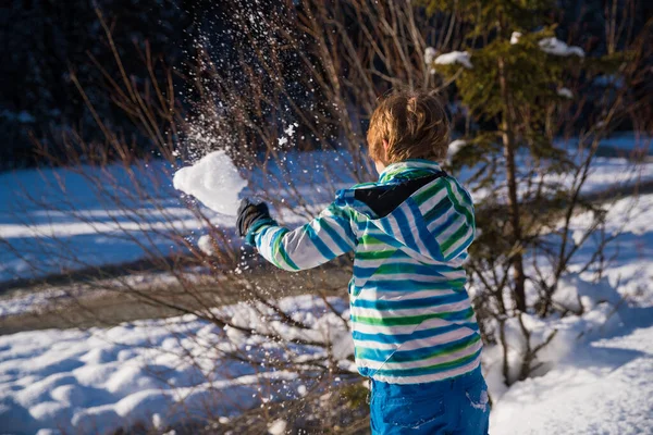 Zon Flared Van Kleine Jongen Gooien Een Sneeuwbal — Stockfoto