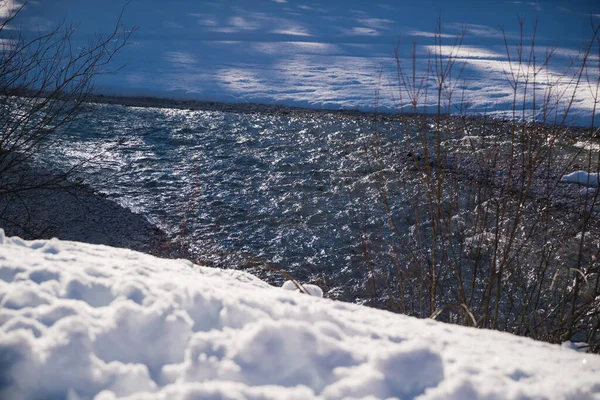 美丽的冬季风景中的河流 — 图库照片