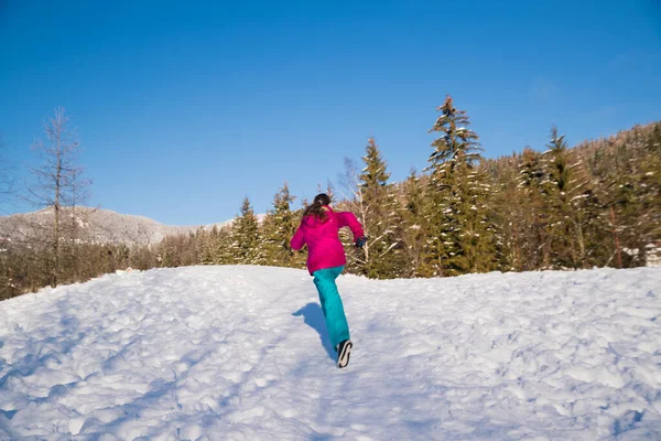 Gelukkig Meisje Loopt Sneeuw Tijdens Haar Wintervakantie — Stockfoto
