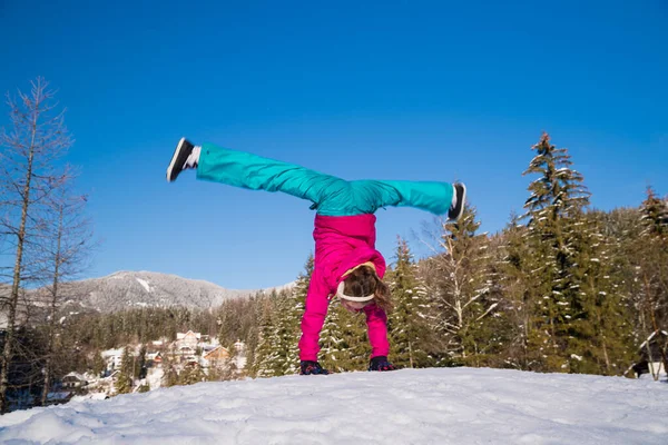 Menina Fazendo Cartwheels Neve Durante Férias Inverno — Fotografia de Stock