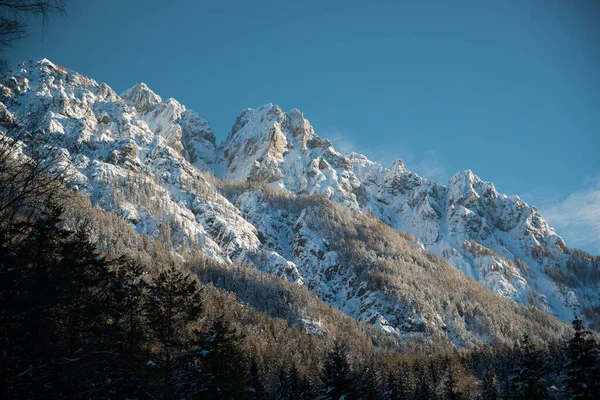 Mountains Covered Snow Blanket Shot Sunny Day — kuvapankkivalokuva