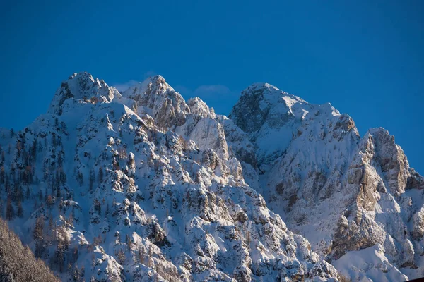 Close Shot Beautiful Snowy Mountain Peaks — kuvapankkivalokuva