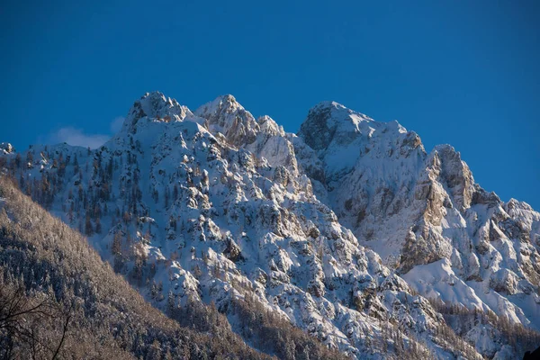 Mountains Covered Snow Beautiful Sunny Day — kuvapankkivalokuva