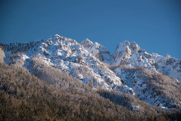 Beautiful View Snowy Mountain Peak — kuvapankkivalokuva