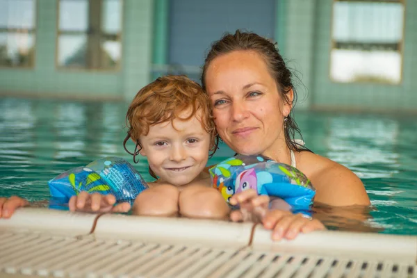 Mother Son Swimming Pool Summer Vacation – stockfoto
