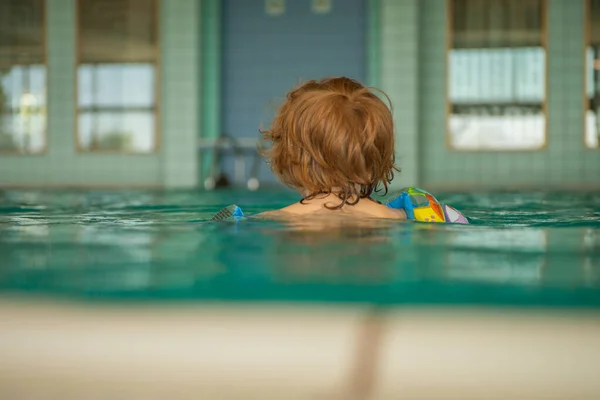 Close Little Boy Swimming Pool — kuvapankkivalokuva