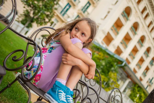 Upset Little Girl Sitting Outdoor Bench – stockfoto